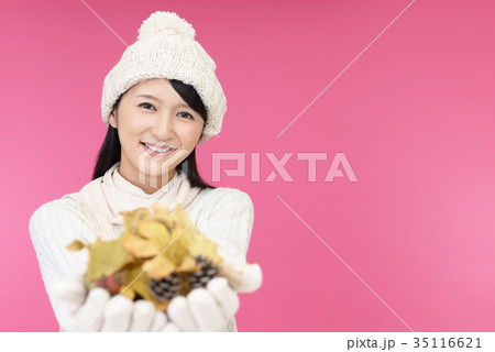 落ち葉を持つ笑顔の女性 落ち葉を持つ笑顔の女性 35116621