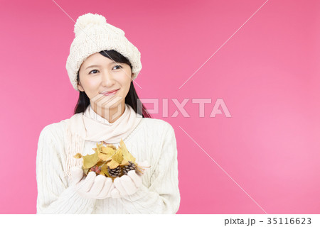 落ち葉を持つ笑顔の女性 35116623