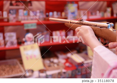 縁日の射的を楽しむ若い浴衣女性 35118078