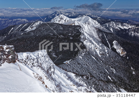 雪の八ヶ岳連峰・硫黄岳山頂から見る天狗岳・蓼科山方面 雪の八ヶ岳連峰・硫黄岳山頂から見る天狗岳・蓼科山方面 35118447