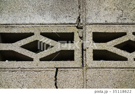 亀裂が入ったブロック塀 亀裂が入ったブロック塀 35118622