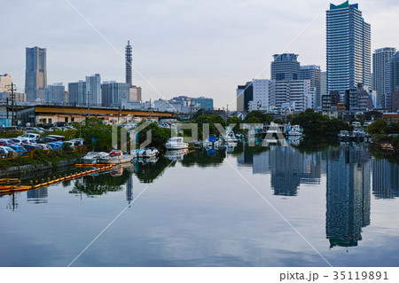 横浜市神奈川区 夕方の竜宮橋から見たヨコハマポートサイド地区とみなとみらい21方面遠景 横浜市神奈川区 夕方の竜宮橋から見たヨコハマポートサイド地区とみなとみらい21方面遠景 35119891