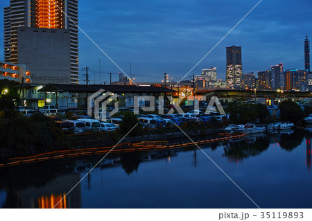 横浜市神奈川区　黄昏時の竜宮橋から見たみなとみらい21方面の風景 35119893