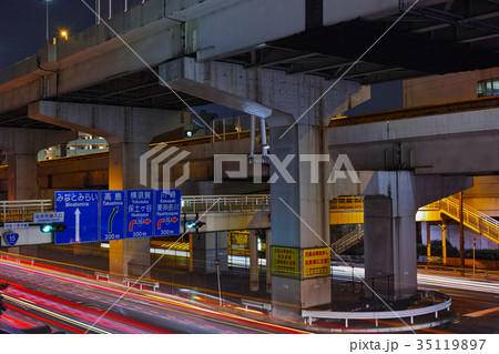横浜市神奈川区　第一京浜沿いの夜景　中央市場入口交差点 35119897