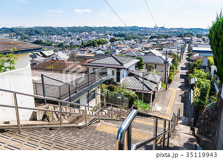 坂の上から眺める住宅街の写真素材