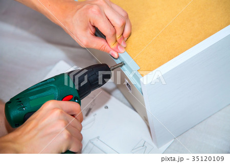 Assembling furniture with electric screwdriver 35120109