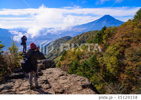 紅葉の三ツ峠山　ロッククライミング岩場から富士山 35120158