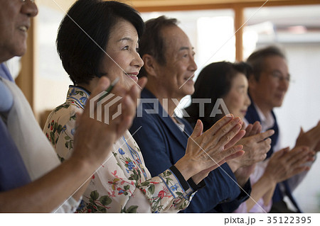 シニア　拍手 35122395
