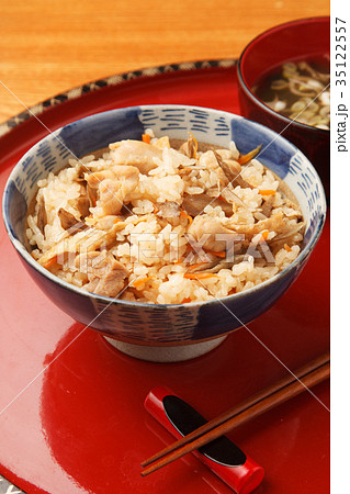 鶏ごぼうの炊き込みご飯 鶏ごぼうの炊き込みご飯 35122557