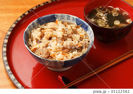 鶏ごぼうの炊き込みご飯 鶏ごぼうの炊き込みご飯 35122562