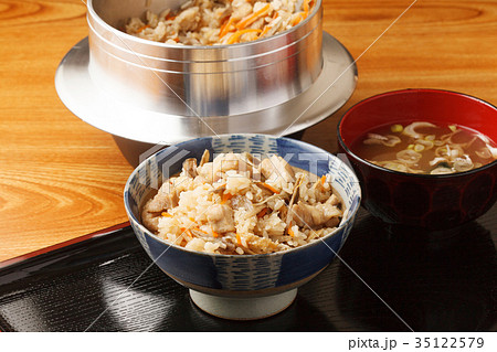 鶏ごぼうの炊き込みご飯 鶏ごぼうの炊き込みご飯 35122579