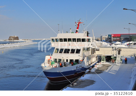 オホーツク海の流氷を背景に網走港に入港する網走流氷観光砕氷船おーろら 35122610