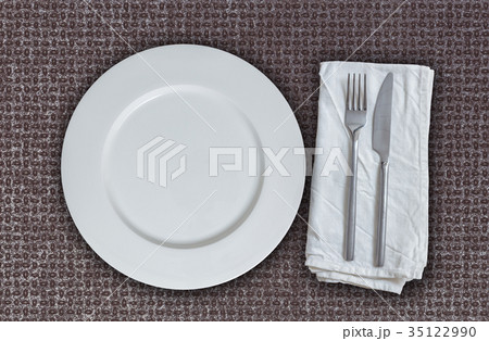 Empty plate and cutlery on multiplex plate Empty plate and cutlery on multiplex plate 35122990