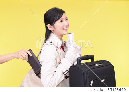 盗難にあう女性 35123660