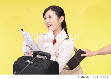 盗難にあう女性 盗難にあう女性 35123661