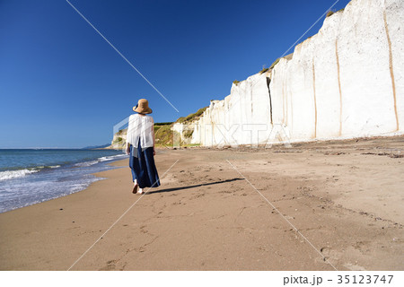 北海道乙部町の砂浜でデニムスカートにストローハットの女性のポートレートを撮影 35123747