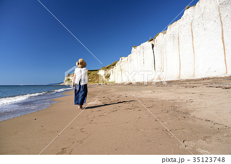 北海道乙部町の砂浜でデニムスカートにストローハットの女性のポートレートを撮影 35123748