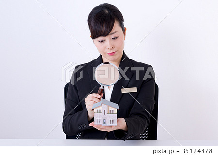 ミドル女性、不動産管理、鑑定 ミドル女性、不動産管理、鑑定 35124878