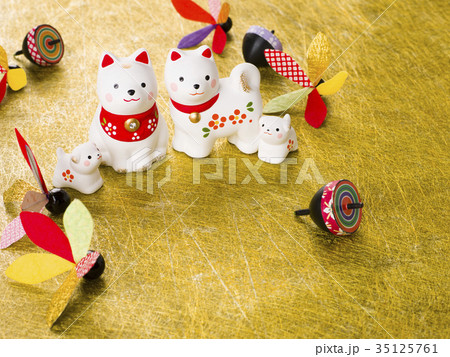 干支 戌の置物（金の和紙背景） 35125761