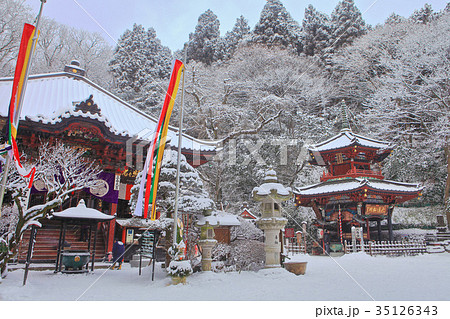 冬の水澤寺　本堂と六角堂 35126343