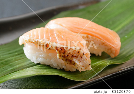 握り寿司 炙りサーモン の写真素材