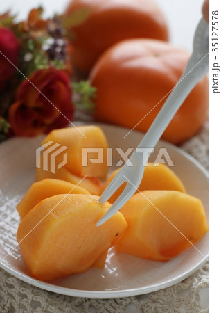 秋の味覚の種無し柿の写真素材