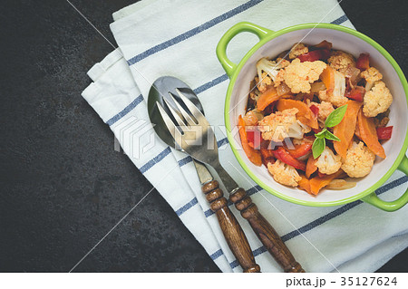 Vegetable stew of cauliflower, carrots and pepper 35127624