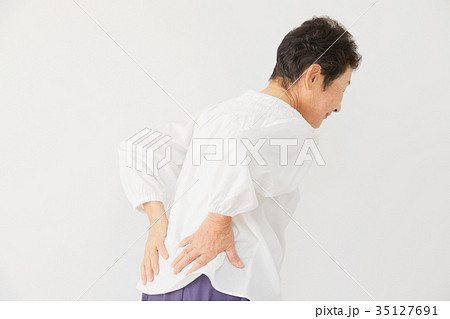 女性 お年寄り 腰痛 女性 お年寄り 腰痛 35127691