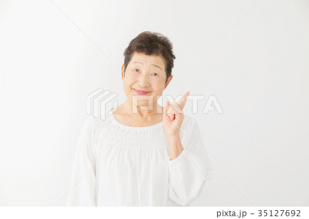 女性　お年寄り　指差し 35127692