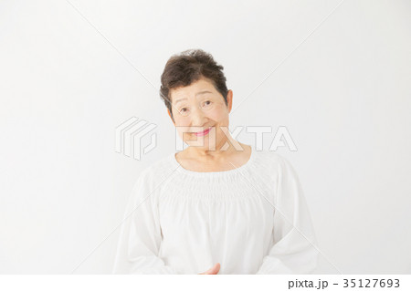 女性 お年寄り 笑顔 女性 お年寄り 笑顔 35127693