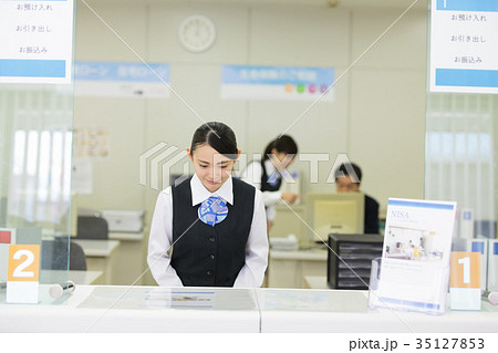 銀行　窓口　受付 35127853