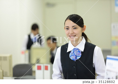 銀行　窓口　受付 35128602