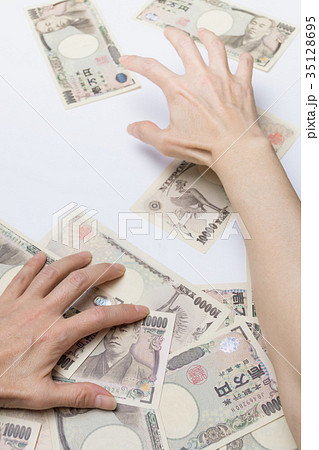 大金を掴もうとする手 大金を掴もうとする手 35128695