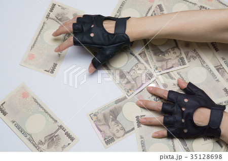 大金を掴もうとする手 35128698