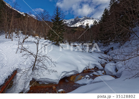 柳沢北沢から見る八ヶ岳連峰・横岳の岩壁 柳沢北沢から見る八ヶ岳連峰・横岳の岩壁 35128802