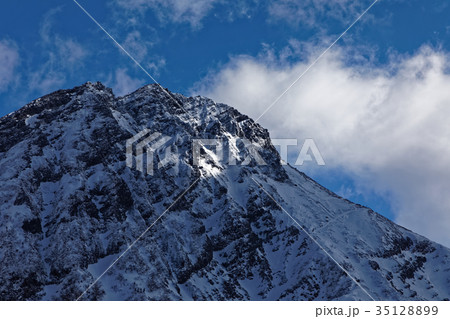 中山展望台から見る雪の八ヶ岳主峰・赤岳 中山展望台から見る雪の八ヶ岳主峰・赤岳 35128899
