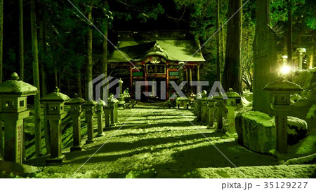 冬の夜の三峯神社隋身門 35129227