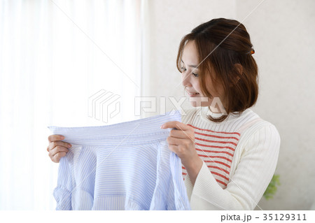 襟の汚れが落ちて喜ぶ主婦 35129311