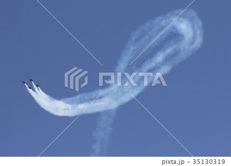 煙を引きながらアクロバット飛行する米海軍ブルーエンジェルスのF/A-18ホーネット戦闘攻撃機の編隊 35130319