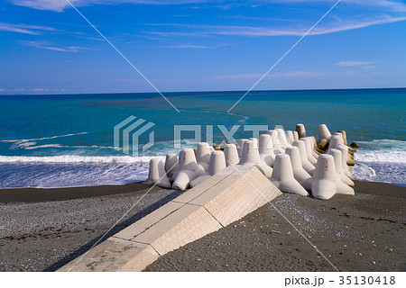 西湘パーキングエリア（下り線）の海　テトラポッド 35130418