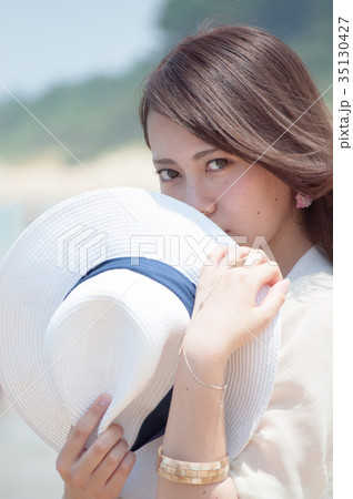 帽子を持つ女性 帽子を持つ女性 35130427