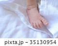 新生児の右足　初めての布の感触 35130954