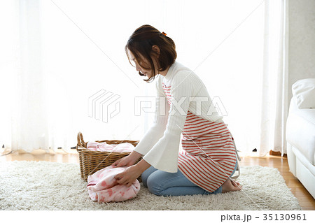 洗濯物をたたむ主婦 35130961