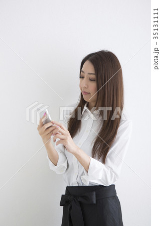 スマートフォンで話す女性 35131111