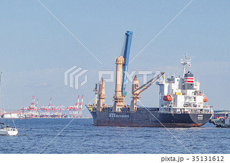 神戸ポートアイランドの大型クレーンと船舶 35131612