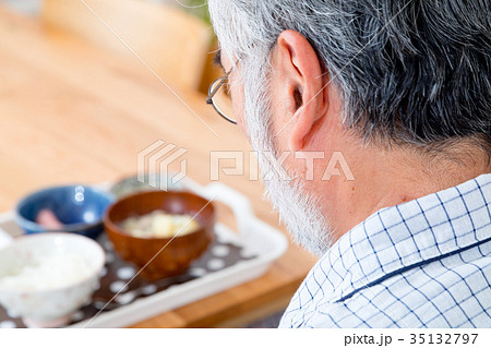 食事するおじいちゃん　老人ホーム　デイケアセンター　自宅 35132797