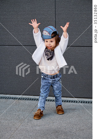 model child hip-hop.baby in a baseball cap. model child hip-hop.baby in a baseball cap. 35132860