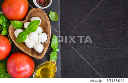 Mozzarella cheese, tomatoes and basil  35133041