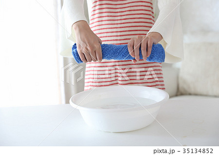タオルを絞る主婦 35134852