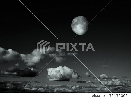 The moon in the night sky 35135065